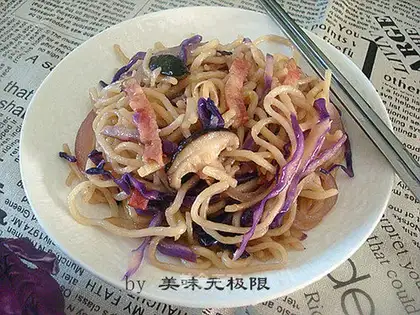Fried noodles with purple cabbage