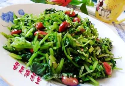 Parsley mixed with peanuts