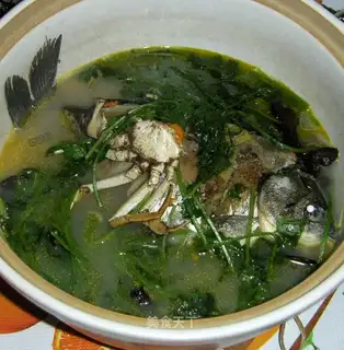 Crab and crucian carp soup