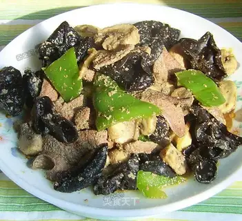Fried pork liver with mushrooms and green peppers