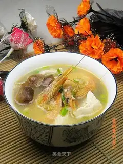 Mushroom, sea shrimp and tofu soup