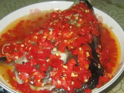 Fish head with chopped pepper and salmon