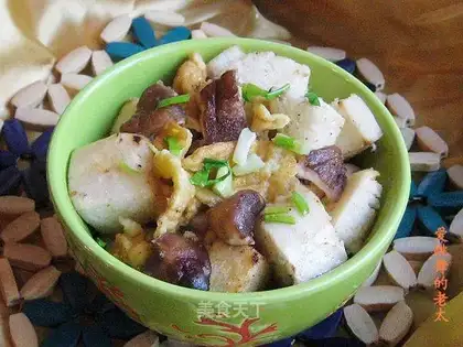 Fried steamed buns with mushrooms and eggs