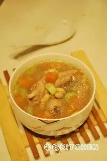 Fried beans and chicken feet soup