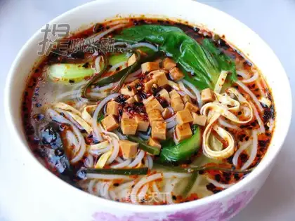 Spicy chicken soup rice noodles