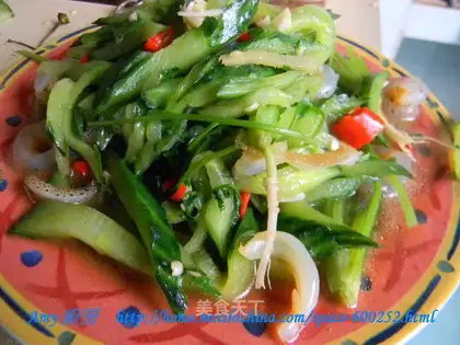 Cucumber and jellyfish shredded