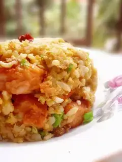 Fried rice with diced chicken and egg