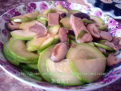 Stir fried pork slices with zucchini and mushrooms