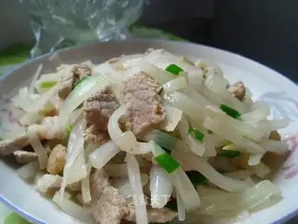stir-fried pork with onions and radishes