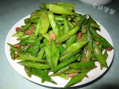 Roasted pork with green beans
