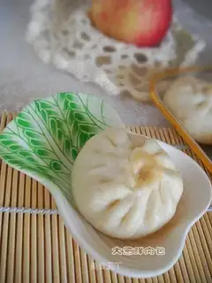 Fresh meat buns with green onions