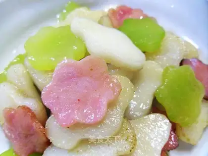 Fried rice cake with lettuce and ham
