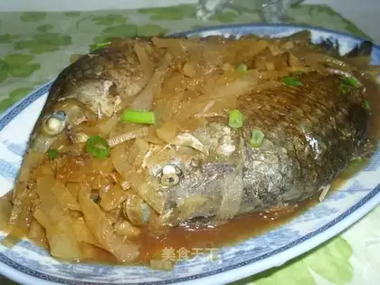 Roasted crucian carp with shredded white radish