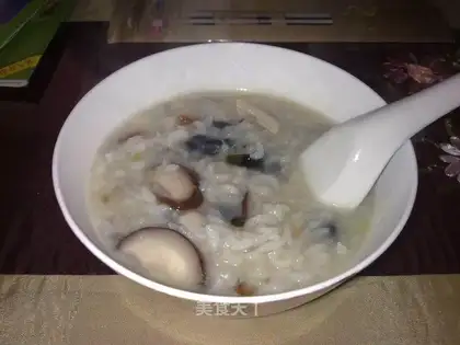 Mushroom chicken and preserved egg porridge