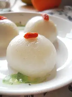 Steamed glutinous rice balls