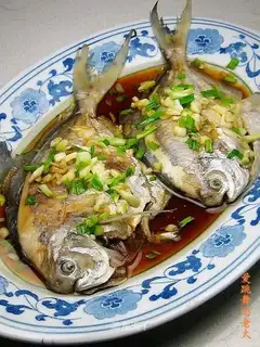 Boiled pomfret with garlic flavor