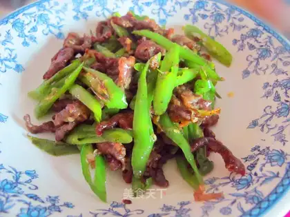 Oil fried shredded beef with black pepper