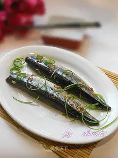 Grilled saury with garlic