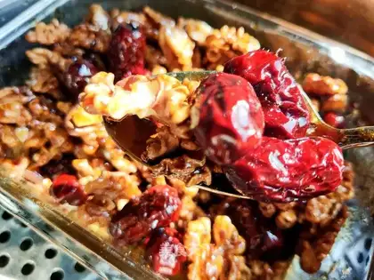 Red dates steaming walnuts