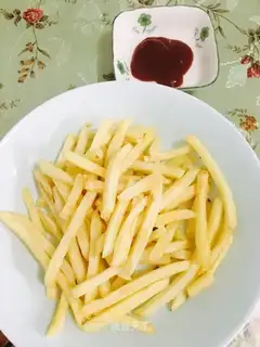 Tomato sauce and potatoes