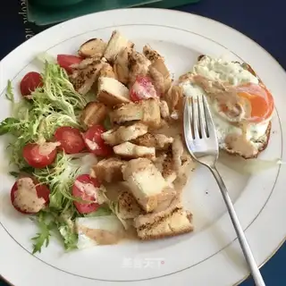 Fried egg toast salad