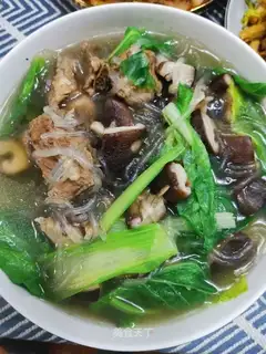 Pork-bone mushroom, cabbage fan soup