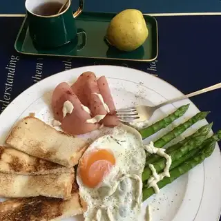 Fried egg toast salad