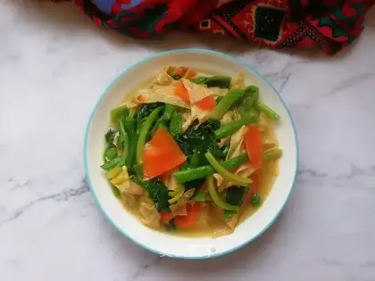 Carrots, spinach, tofu skin