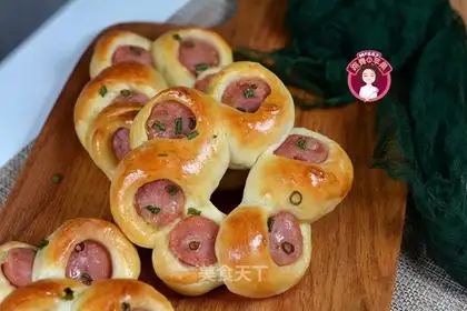 Polish sausage wreath bread