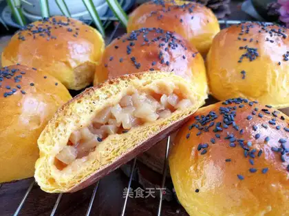 Polish cinnamon apple bread