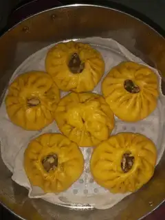 Sour crumbs and curd buns