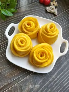 Pumpkin rose roll
