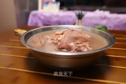 Peanut stew pig feet