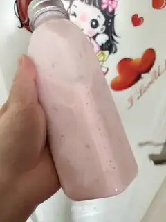 Red Strawberry Hand, yogurt