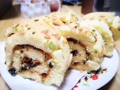 Meat cedar cake roll
