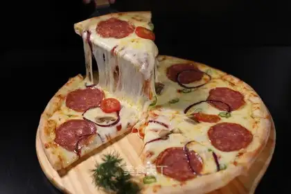 Salami pizza