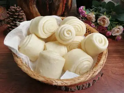 Milk knife cut the buns