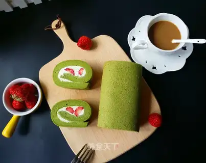 Strawberries with tea and cream cake rolls