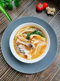 Tomato vegetable fish head soup