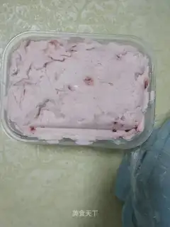 Strawberry nut ice cream