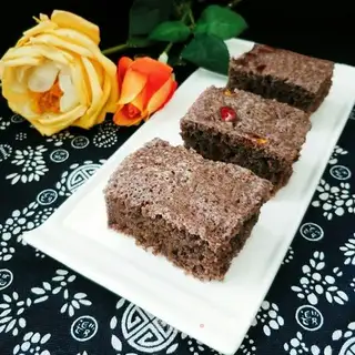 Milk and black rice cake