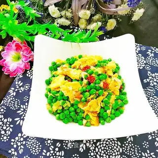 Peas fried eggs