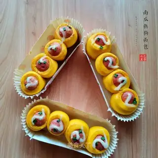 Pumpkin hot dog bread