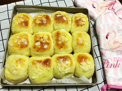 Almond cheese snack