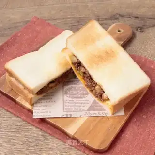 Spicy sauce toast