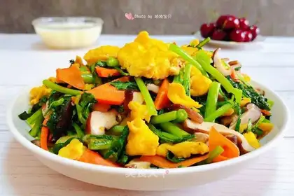 Cracked eggs and mushroom carrots