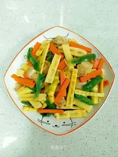 Five flowers with green peppers