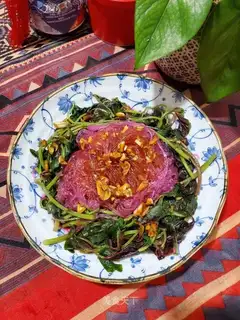 A fan of red cuisine