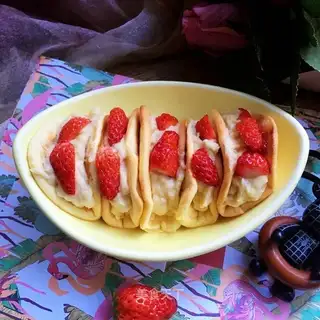 Grenade strawberry hug