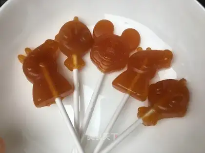 Pineapple lollipops